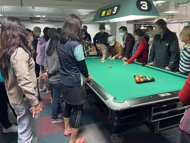 夏揮凱指導樂齡大學學員認識撞球運動