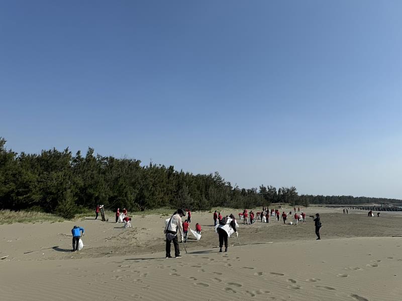 台積電員工與海風進行垃圾追逐戰,清除海岸線垃圾