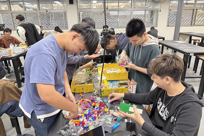 土木系「安全建築，智慧守護」苗圃工作坊學生使用樂高機器人積木進行創意發想原型實作。