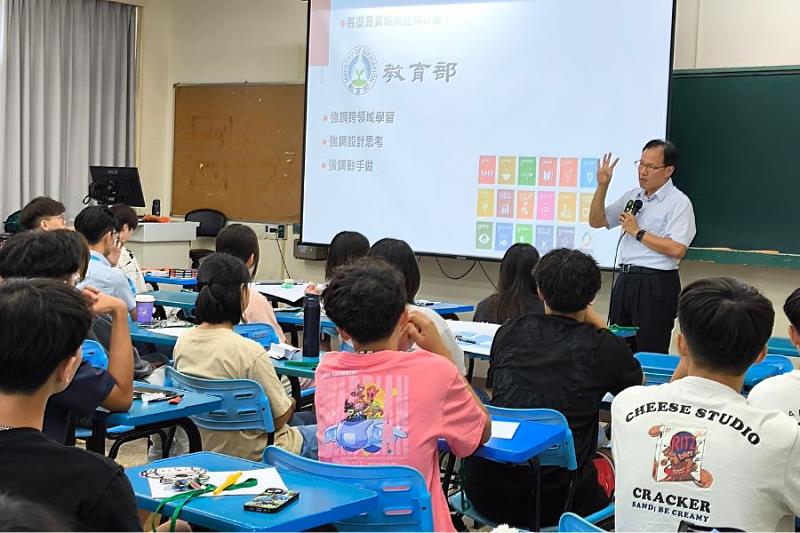 建設學院院長蘇昭銘於新鮮人成長營中和新生分享新工程計畫課群規劃。