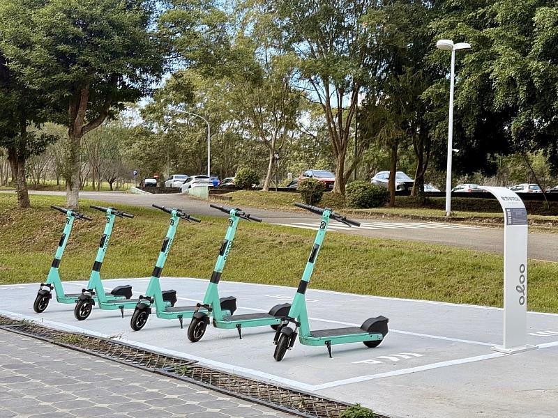 暨大透過免費公車接駁及電動滑板車提供學生更便利的校園生活。
