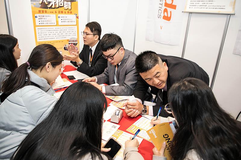 許多同學現場直接投遞履歷、面試