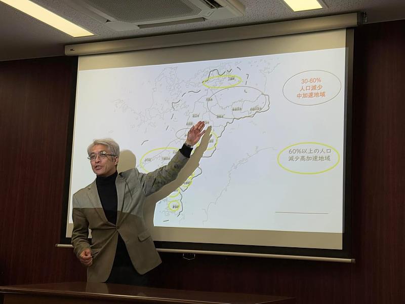 愛媛大學白松賢教授講解愛媛地區少子化的問題與因應對策。