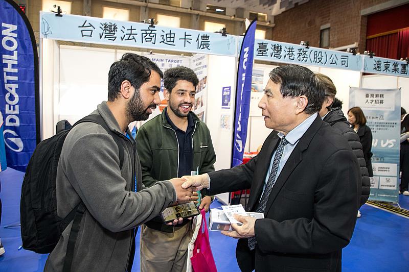 許校長勉勵外籍學生留臺就業