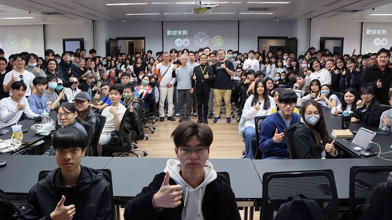 淡江大學於今(21)日舉辦「NVIDIA 2025 GTC Keynote Watch Party」,除淡江學生參與外,更開放給高中端學生現場或線上,共同關注人工智慧的最新發展。(圖/淡江大學提供)