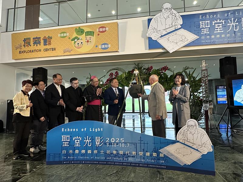 聖堂光影特展開幕儀式-由史前館蔡政良館長與白冷會歐思定(Bro._Buchel_Augustin)修士共同敲下響鑼,宣告「聖堂光影:白冷會傅義修士花東現代教堂建築展」正式開幕