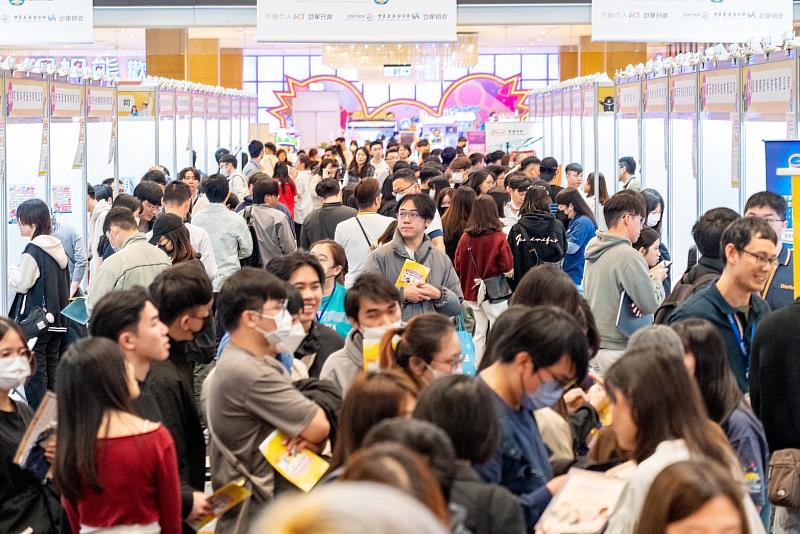 僑生於現場踴躍與企業面談,積極為留臺工作提前準備