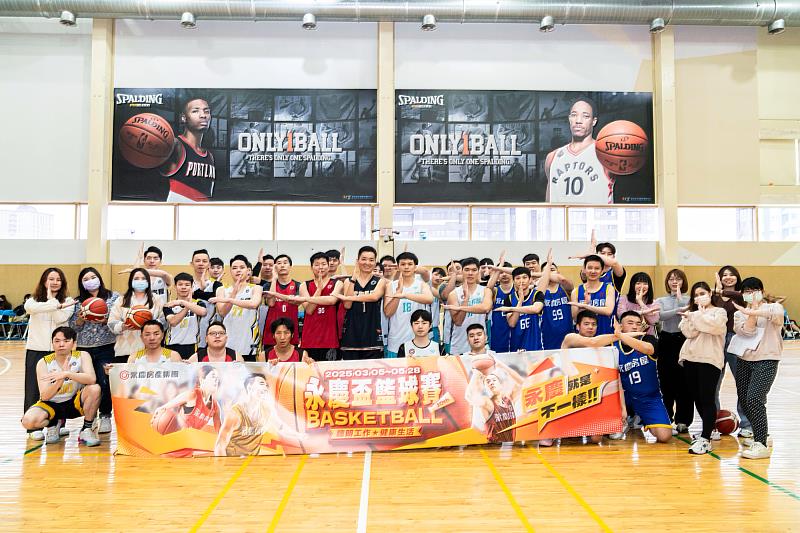 《第十屆永慶盃籃球賽》由300多位永慶同仁,跨店組成21支隊伍對戰,培養團隊默契。圖/永慶房屋提供