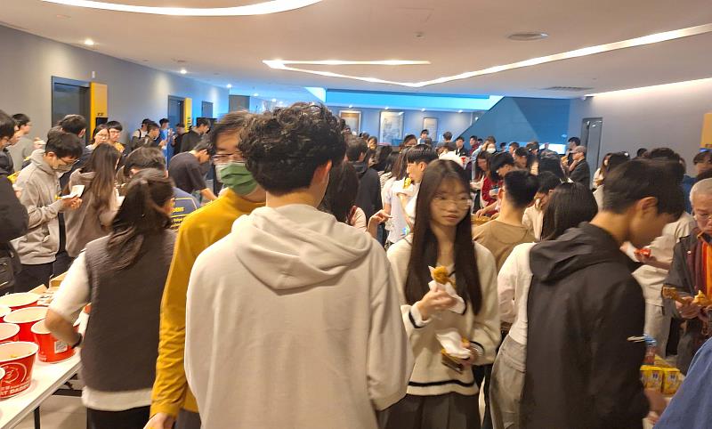 現場除了技術討論,淡江大學也準備點心飲品讓學生與家長能夠在輕鬆的氛圍下交流學習心得。(圖/淡江大學提供)