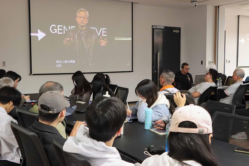 現場由CavEDU 團隊專業講師徐豐智解析關鍵內容,幫助參與者掌握 AI 產業的技術趨勢與應用方向。(圖/淡江大學提供)