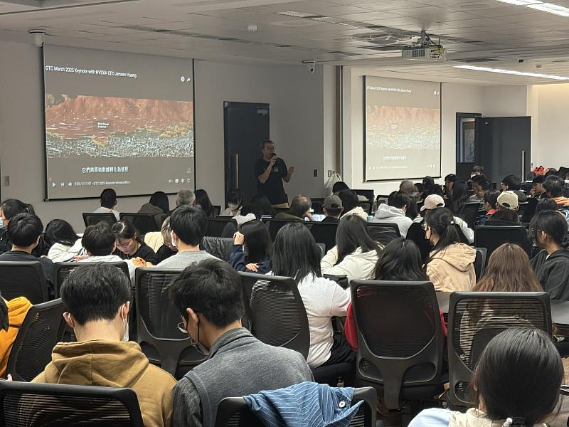 現場由CavEDU 團隊專業講師徐豐智輔以行動裝置解析關鍵內容,幫助參與者掌握 AI 產業的技術趨勢與應用方向。(圖/淡江大學提供)