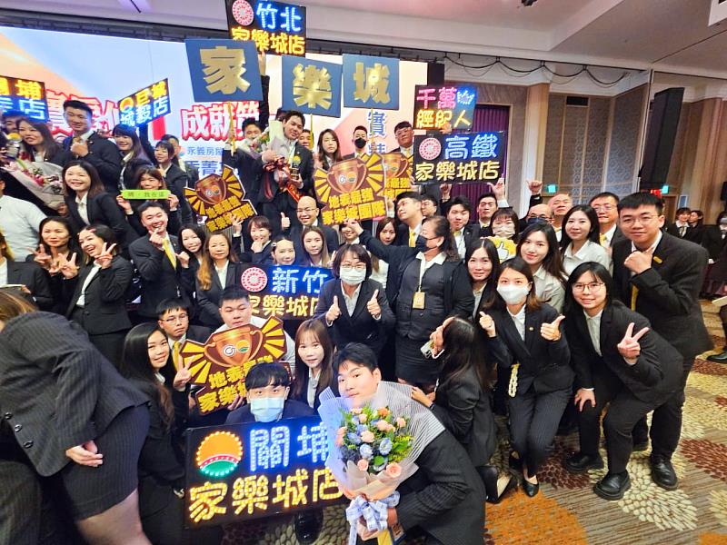 永慶不動產店東洪秋蘋十年前從自營轉招,目前已是5間加盟店、年業績逾1.3億元的指標團隊(永慶房產集團提供)