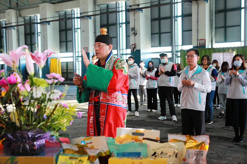 法師祈福竹市環保局長攜同仁行禮儀式