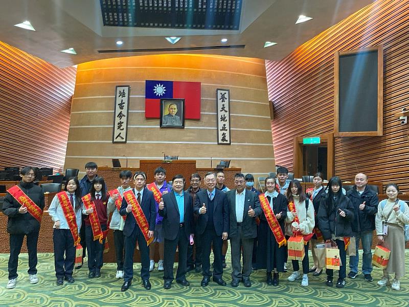 拜會宜蘭縣議會議事廳的優秀青年與工作人員合影
