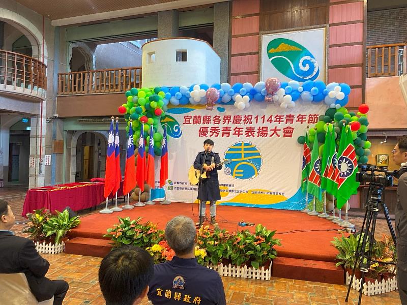 代表宜蘭縣參加全國表揚社會優秀青年楊肅浩老師表演我的創作分享