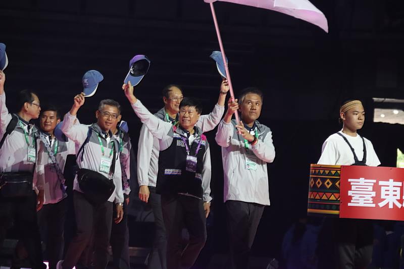 114年全原運啓動 臺東縣理事長陳銘風參加開幕帶隊繞場 慰勞代表隊隊職員辛勞
