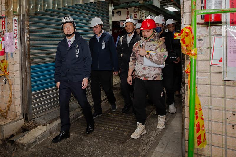 新竹市中央市場整建工程進行中,邱臣遠代理市長前往視察工程進度。