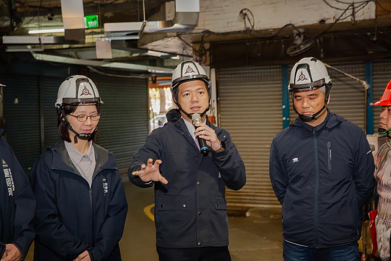 新竹市中央市場整建工程進行中,邱臣遠代理市長前往視察工程進度。
