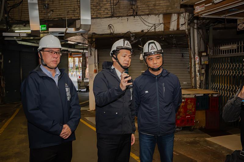 新竹市中央市場整建工程進行中,邱臣遠代理市長前往視察工程進度。