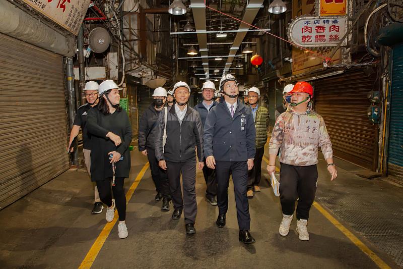 新竹市中央市場整建工程進行中,邱臣遠代理市長前往視察工程進度。