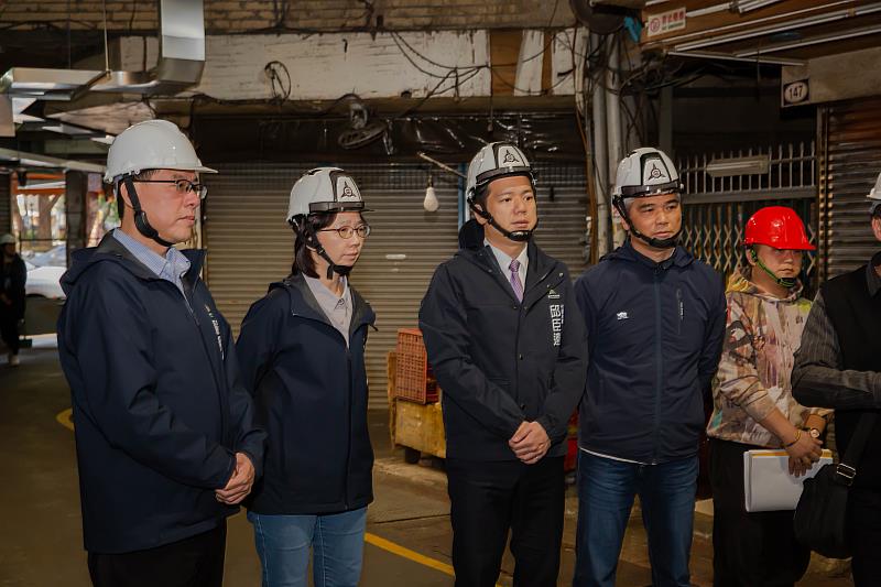 新竹市中央市場整建工程進行中,邱臣遠代理市長前往視察工程進度。