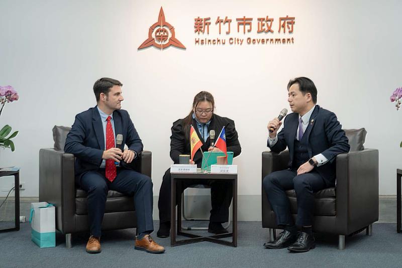 西班牙馬拉加市政府桑德森處長與代理市長邱臣遠會中交流