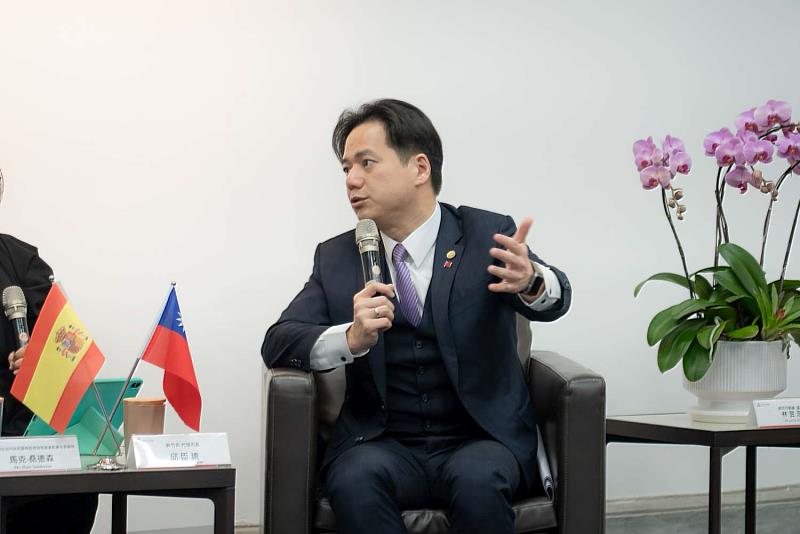 西班牙馬拉加市政府桑德森處長與代理市長邱臣遠會中交流