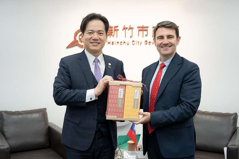 西班牙馬拉加市政府與新竹市政府交換禮品
