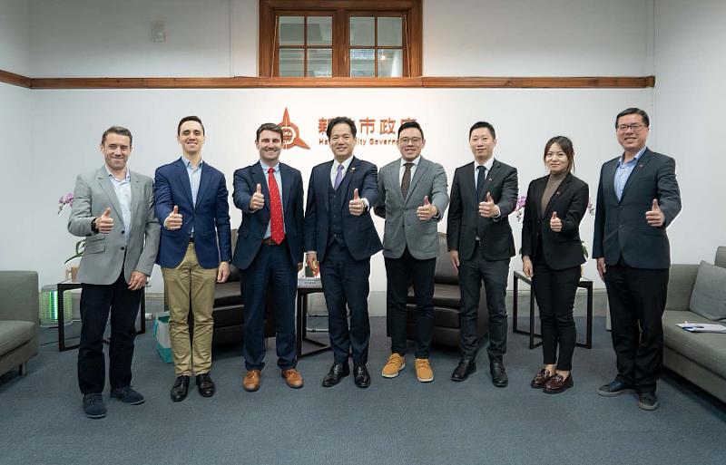 西班牙馬拉加市政府桑德森處長拜會竹市府，代理市長邱臣遠攜市政團隊大合照