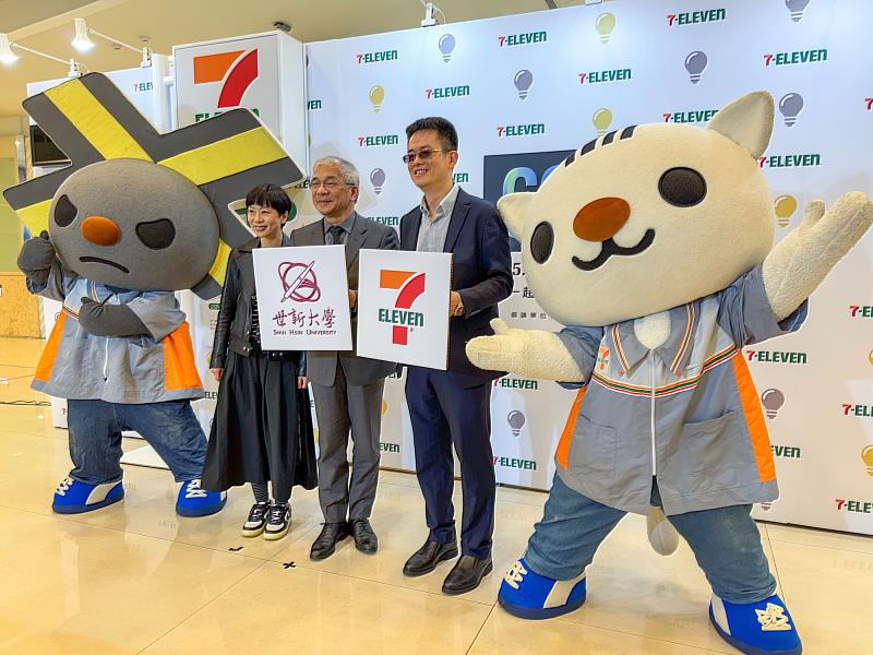 世新大學校長陳清河(中)感謝統一超商永續發展委員會秘書長羅文璣(右),推動亞洲最大規模的跨國關燈行動。(世新大學提供)