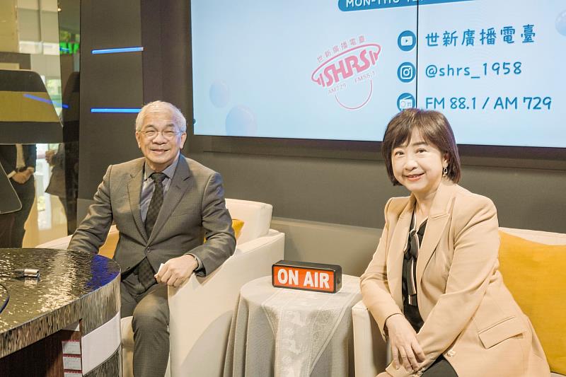 世新大學校長陳清河(左)向TVBS永續倡議大使莊開文(右)介紹世新影音播客直播間,展現數位傳播創新實力。(世新大學提供)