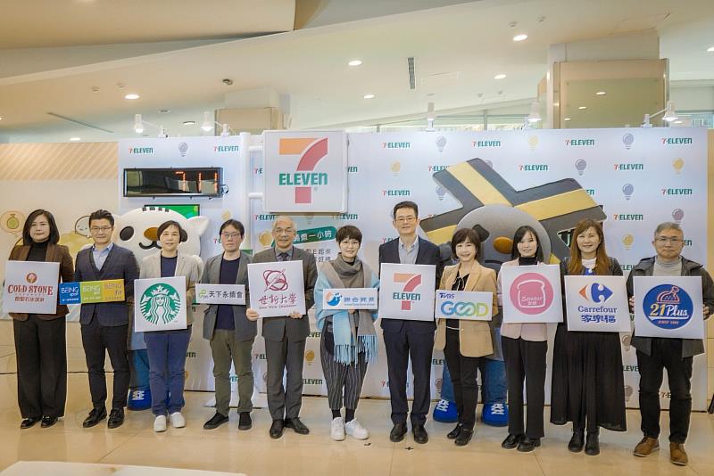 統一超商今年廣泛邀請世新大學、政府單位及企業永續夥伴們共同倡議「地球一小時」世界關燈日活動,並於世新大學舉辦記者會為行動揭幕。(世新大學提供)