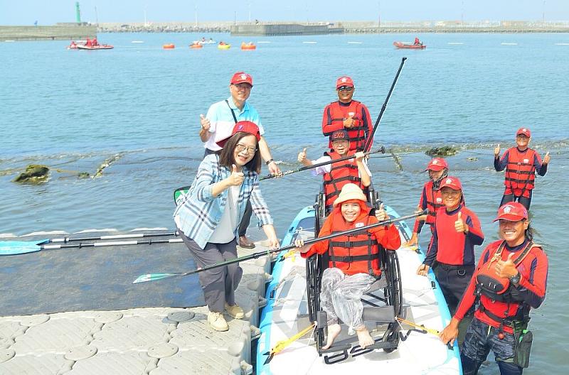 海洋委員會管碧玲主任委員主持高雄市彌陀漁港海岸光廊「海洋有愛 親海無礙」活動