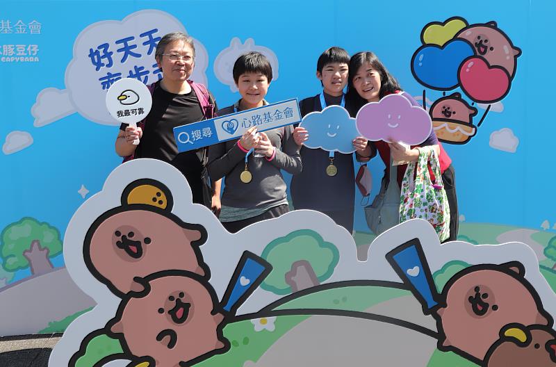 心路「好天天齊步走」活動今年以當紅人氣IP「小水豚豆仔」為主視覺，吸引民眾爭相拍照。（圖/心路基金會）