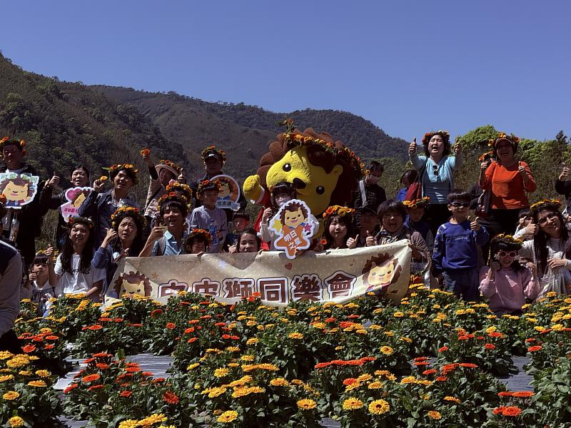 大小朋友與皮皮獅沉浸在燦爛金黃的花海美景之中。