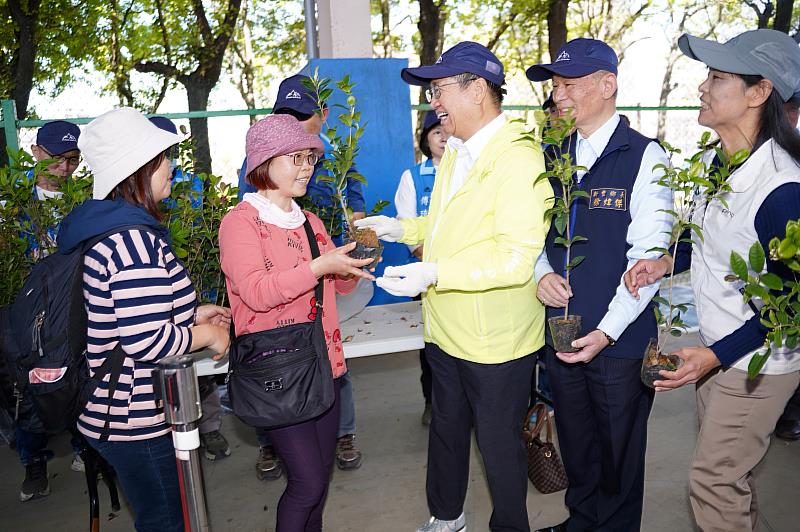 新竹縣長楊文科、新豐鄉長徐煒傑及林業及自然保育署新竹分署長夏榮生(右至左)親自分送樹苗，感謝鄉親響應植樹月。