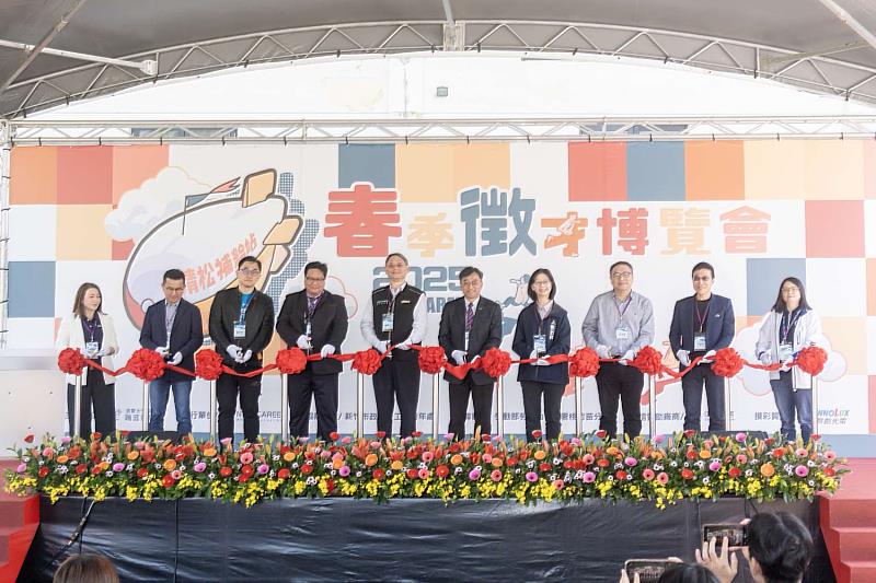 竹市第二場校園就業博覽會清大登場，秘書長張治祥、桃竹苗分署長賴家仁、清華大學副校長張祥光及與會貴賓剪綵，宣告活動正式開始