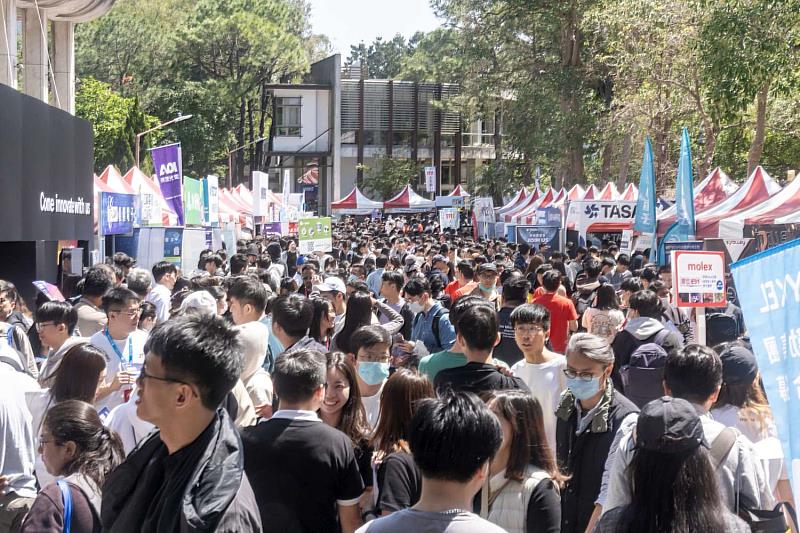 清大校園就業博覽會吸引大量青年學子參與