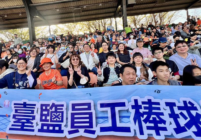 臺鹽公司董事長丁彥哲(3排右5)與同仁們於臺鹽棒球日入球場看球,齊心為台灣職棒加油。