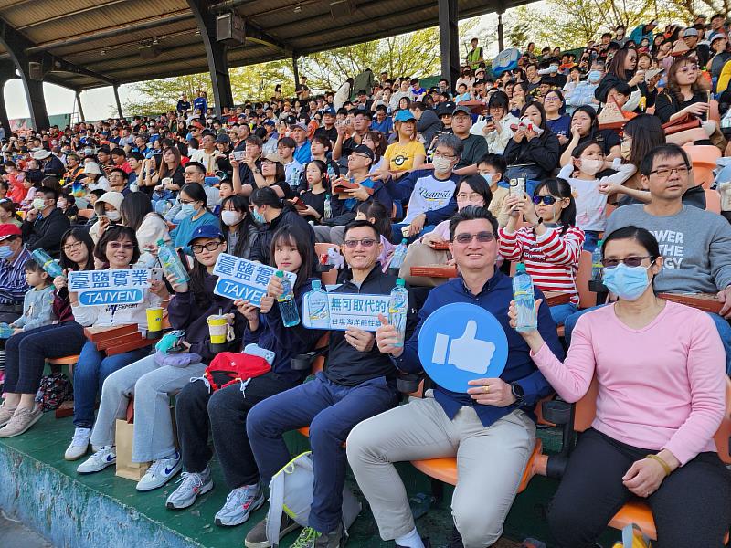 臺鹽員工棒球日,聚集逾300位來自北中南的員工、眷屬觀賞精彩職棒熱身賽,留下難忘回憶!