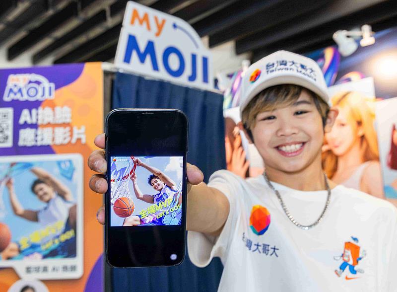 台灣大運動家族NANA林李納到moji展區製作3D數位分身，體驗AI換臉功能，一秒變籃球員。