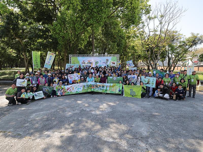 賞鳥隊伍們賽前自東勢林業文化園區出發合影(社團法人台灣野鳥協會提供)