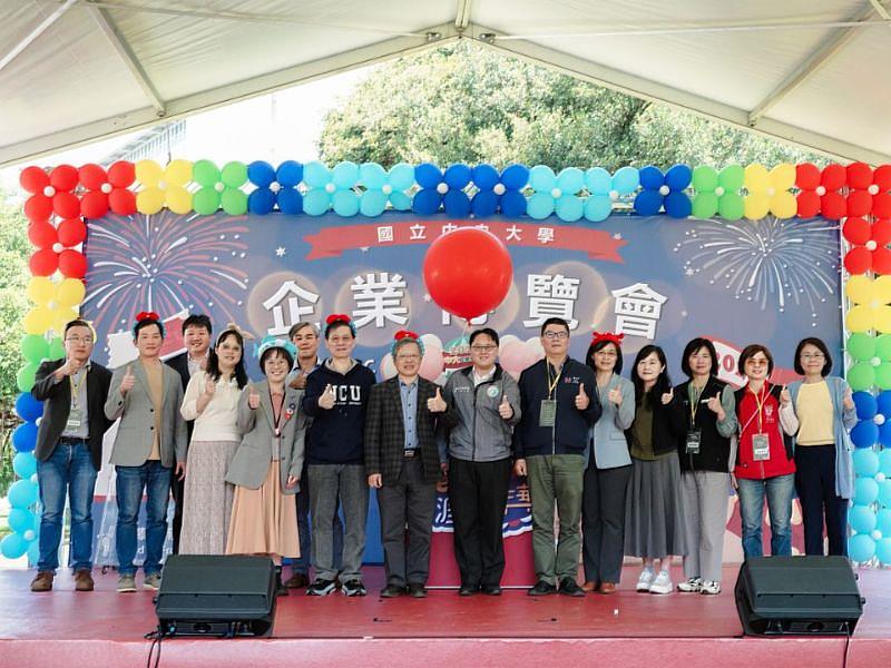 桃園市政府長官及貴賓蒞臨參與，與同學們一同交流，共同見證這場企業與人才的年度盛會。