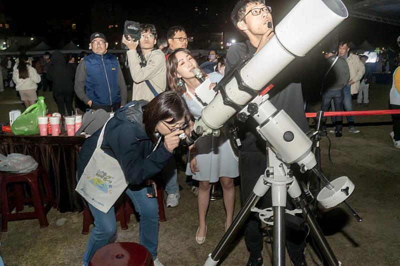 秘書長張治祥於關燈後，觀看星空