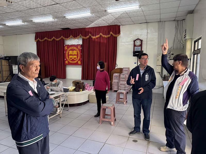 新竹市政府產業發展處長嚴翊琦在漁會總幹事童錦杰陪同下巡查投開票所狀況