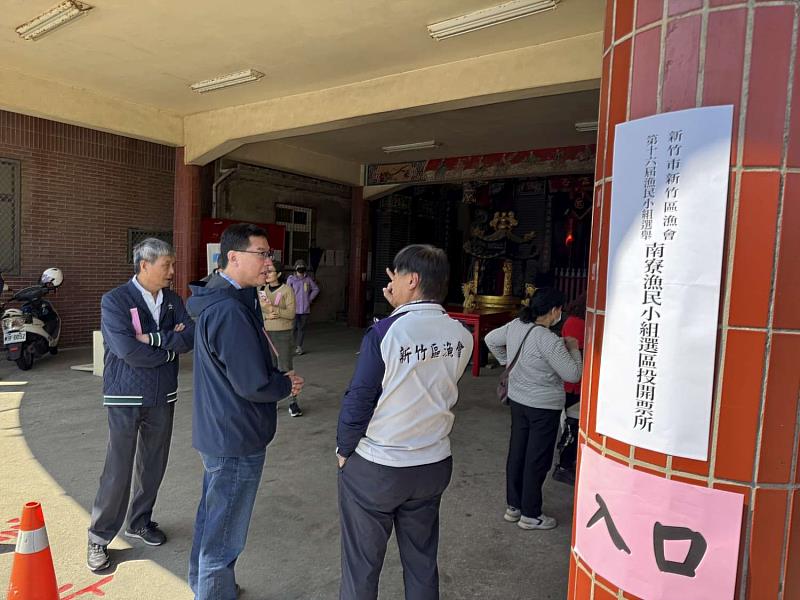 新竹市政府產業發展處長嚴翊琦在漁會總幹事童錦杰陪同下巡查投開票所狀況