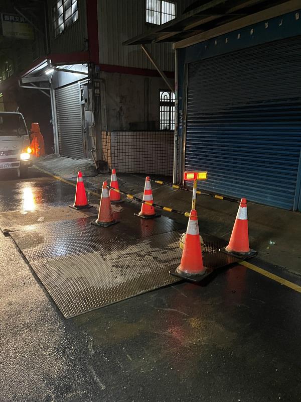 南大路550巷底道路因自來水管破裂掏空  竹市府高效率跨局處五小時內完成搶修守護市民安全