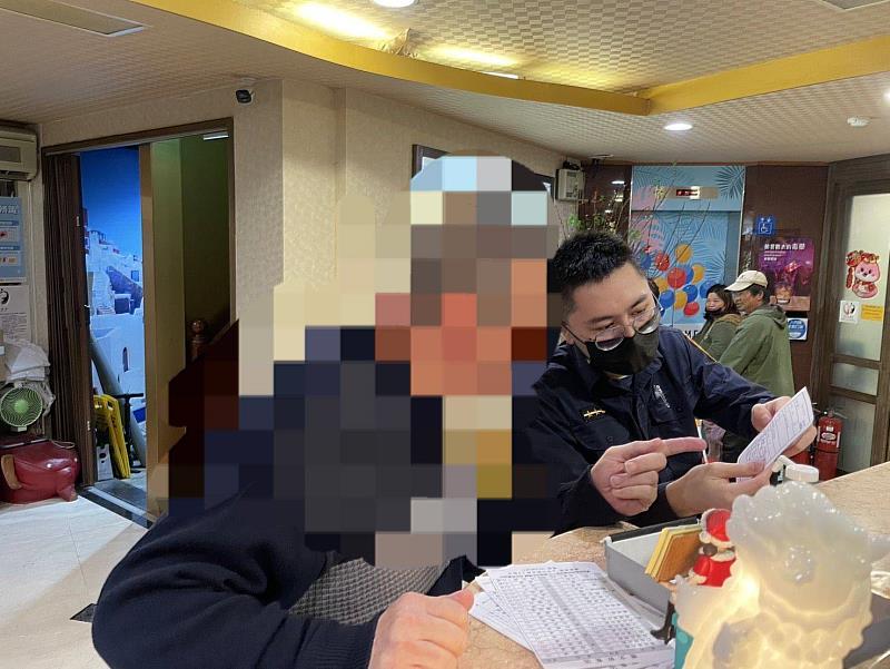 警察局第一分局西門派出所備勤員警鄧皓耘送迷路的澳籍遊客返回飯店