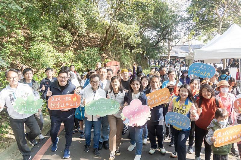 竹市「風城GO GO 健康夠夠」健走活動起跑前合照