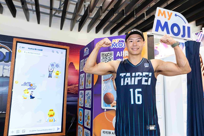 台灣大運動家族選手唐嘉鴻體驗MyMoji服務,以分身製作活動應援限定「台灣Duck球服同框LINE / GIF動態貼圖」,增添趣味互動體驗。